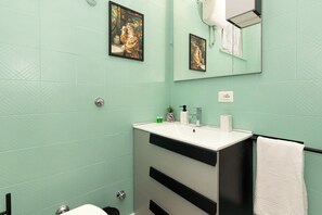Ducha, secador de pelo, bidet, toallas