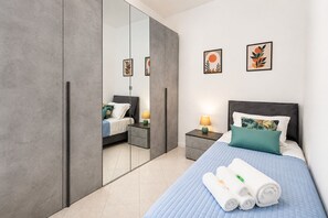 Tabla de planchar con plancha, wifi y ropa de cama
