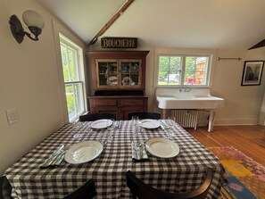 Dining - East Hampton 3-bedroom house + Den Private Entrance (East Hampton)