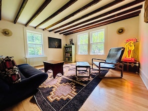 Living area - East Hampton 3-bedroom house + Den Private Entrance (East Hampton)
