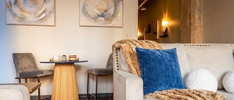 Fernseher, Tischfußball, Stereoanlage, Arbeitsbereiche