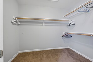 A corner of a room with a brown carpet, white walls, and a white door. - Luxury 3BR Near Quantic, Fort Belvoir,Town Cen,Potomac Mills,Beaches, Parks & DC (Woodbridge)