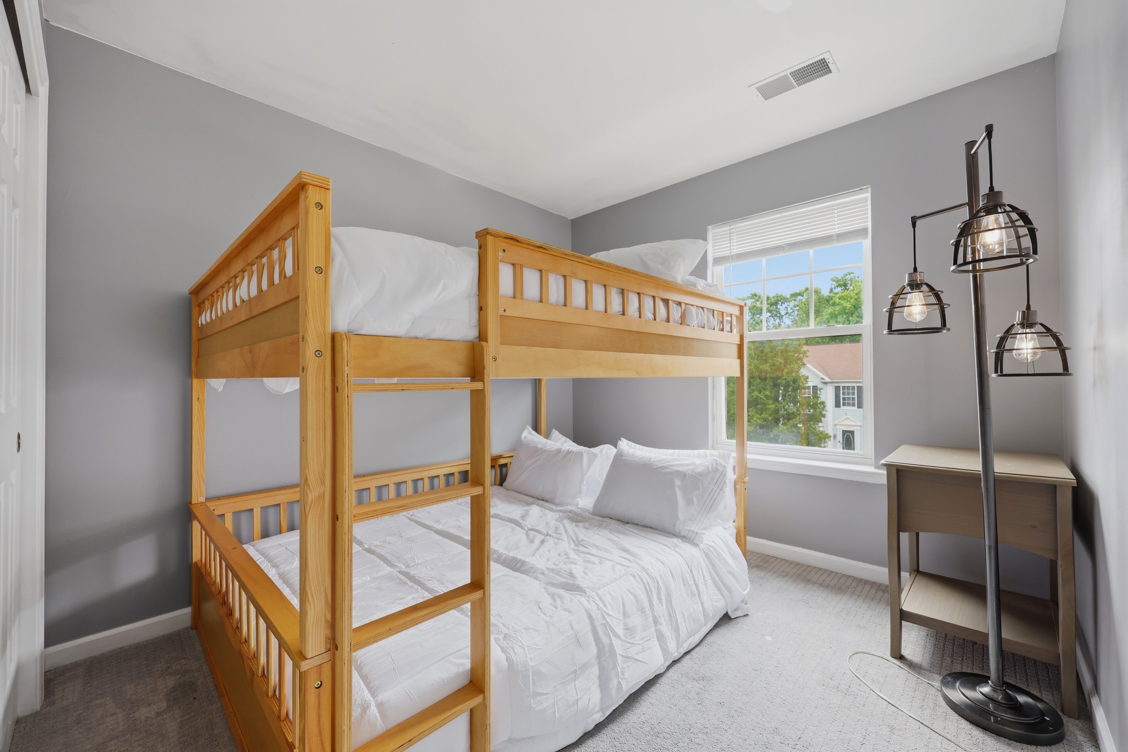 3 habitaciones, tabla de planchar con plancha, wifi y ropa de cama 