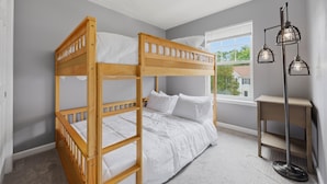 3 habitaciones, tabla de planchar con plancha, wifi y ropa de cama 