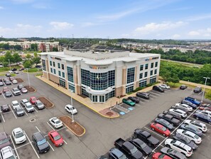 A fitness center with a parking lot and a view of surrounding buildings. - Luxury 3BR Near Quantic, Fort Belvoir,Town Cen,Potomac Mills,Beaches, Parks & DC (Woodbridge)
