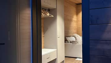Un intérieur moderne avec une porte coulissante donnant accès à une chambre.