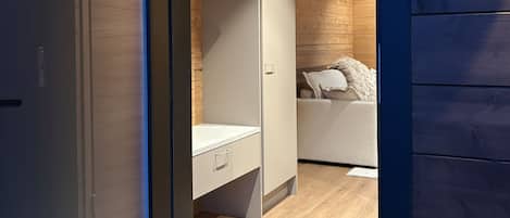 Un intérieur moderne avec une porte coulissante donnant accès à une chambre.