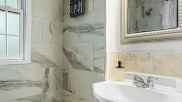 Douche, séchoir à cheveux, serviettes fournies, papier de toilette