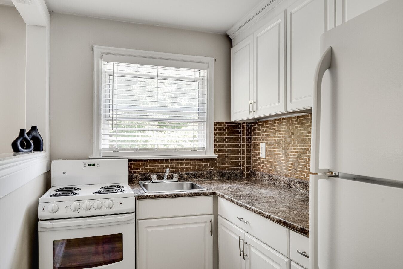 Coffee/tea maker, fridge, oven, stovetop