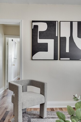 Cozy 2BR – Walk to Downtown & University!