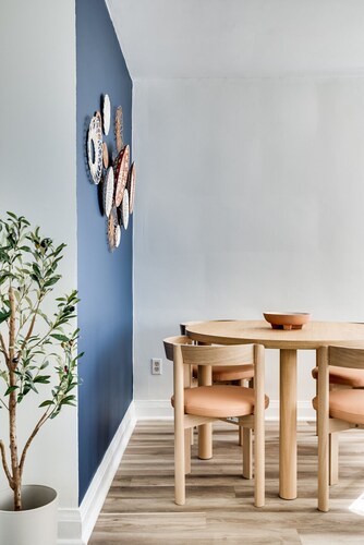 Cozy 2BR Retreat – Walk to Downtown & University!