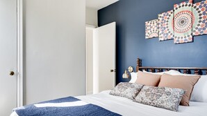 Room - Cozy 2BR Retreat – Walk to Downtown & University! (Kingston)