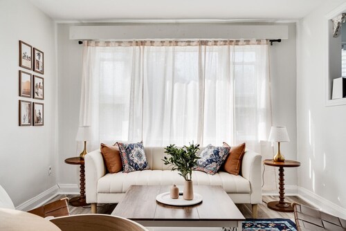 Cozy 2BR Retreat – Walk to Downtown & University!