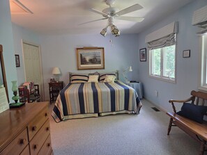 A bedroom with a bed, a desk, a chair, a dresser, a ceiling fan, and a window with curtains. - Homey 3-bedroom condo in cul-de-sac in Bethany Beach golf community (Bethany Beach)