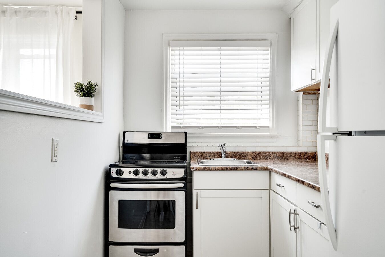 Coffee/tea maker, fridge, oven, stovetop