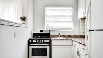 Coffee/tea maker, fridge, oven, stovetop
