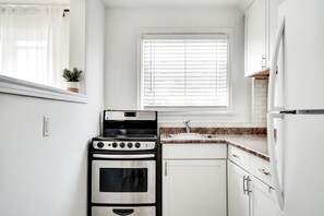 Coffee/tea maker, fridge, oven, stovetop