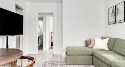 Stylish 2BR – Near Queen’s, Hospitals & Lake Ontario