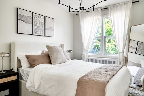 Stylish 2BR – Near Queen’s, Hospitals & Lake Ontario