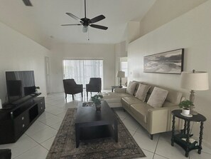 Living area -  Pet friendly 3-bedroom villa very close to WEF, shopping, amenities (Wellington)