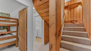Eine Holztreppe mit Geländer, die zu einer zweiten Etage führt.