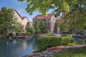 A residential building complex with a pond, a fountain, and a dock. - Spacious 2BR resort near Silver Dollar City, Table Rock Lake & Branson shows! (Branson)