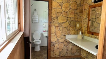 Combinació de dutxa i banyera, tovalloles, sabó i xampú