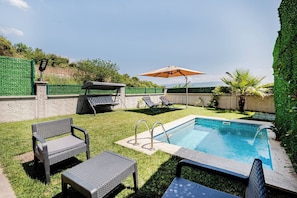 A backyard with a swimming pool, lounge chairs, a table, and an umbrella. - 4-deluxe Villa With Heated Private Pool (Dilovasi)