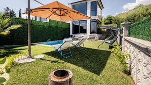 A modern house with a swimming pool, outdoor seating, and a decorative fence. - 4-deluxe Villa With Heated Private Pool (Dilovasi)