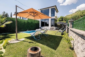 A modern house with a swimming pool, outdoor seating, and a decorative fence. - 4-deluxe Villa With Heated Private Pool (Dilovasi)