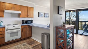 Apartamento, varias camas (Bayscape at the Beach) | Cocina privada