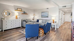 Apartamento, varias camas (Bayscape at the Beach) | Zona de estar