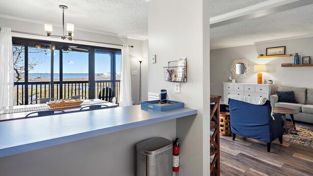 Apartamento, varias camas (Bayscape at the Beach) | Zona de estar