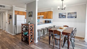 Apartamento, varias camas (Bayscape at the Beach) | Restauración