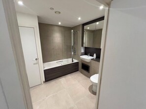 Bathroom - The Lyall - 2 Bedroom (London)