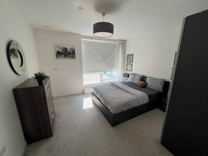 Room - The Lyall - 2 Bedroom (London)