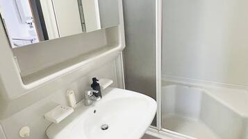 Douche, sèche-cheveux, serviettes fournies, savon