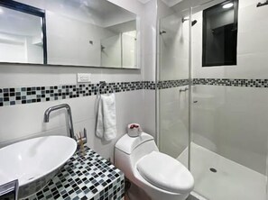 Shower, towels, soap, toilet paper - hotel terraza Cali (Cali)