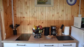 Kaffetrakter/tekoker, kjøleskap, mikrobølgeovn og oppvaskmaskin