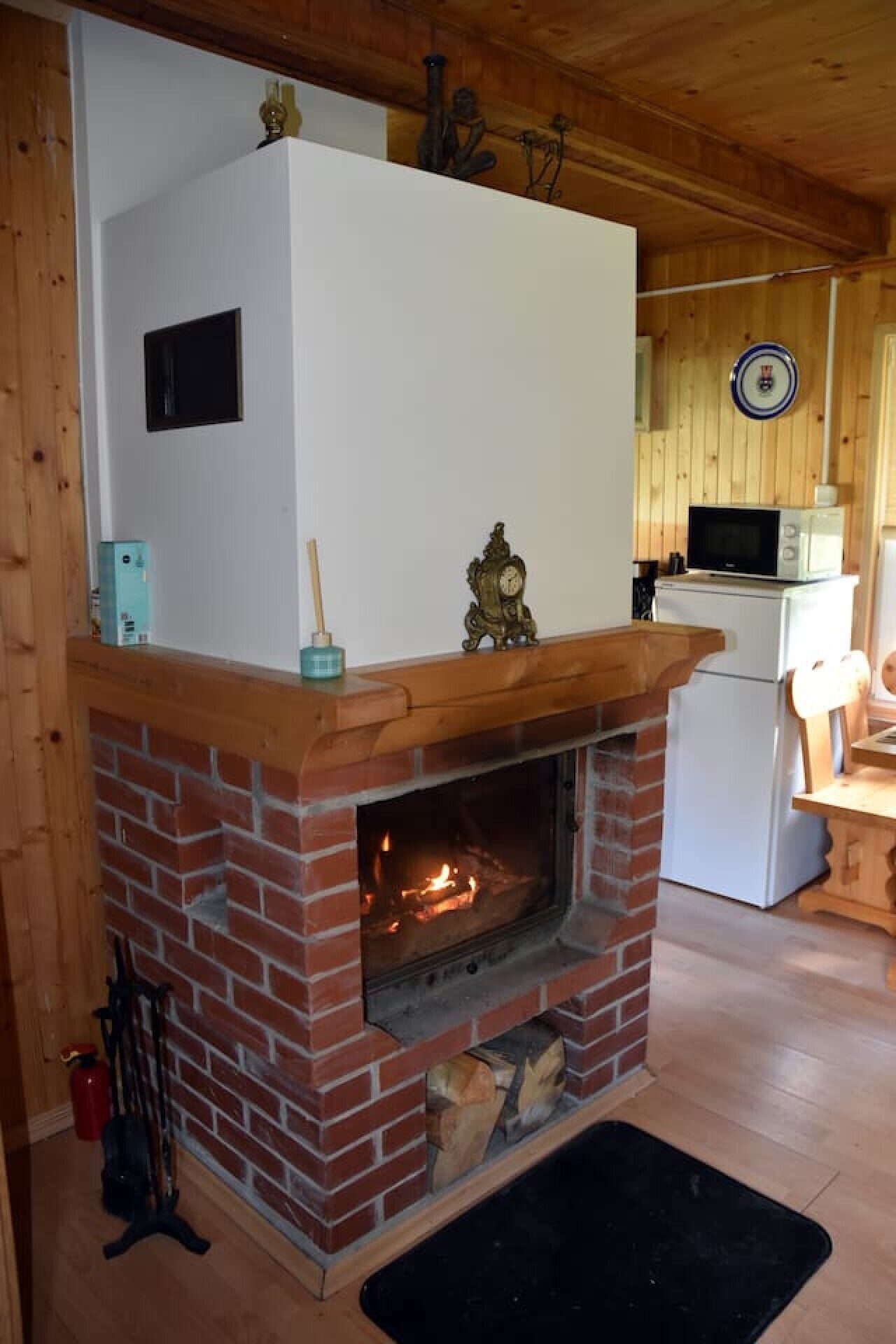Una chimenea con marco de ladrillo y repisa blanca.