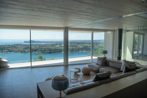 Living area - Vrbo Property (Lombardia)