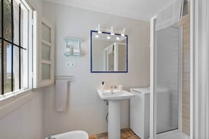 Een douche, een haardroger, een bidet, handdoeken