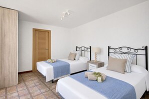 3 slaapkamers, een strijkplank/strijkijzer, gratis wifi, beddengoed