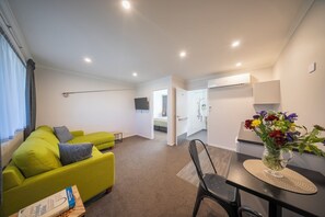 Living area - Dusky Fishing Unit - Te Anau Holiday Home (Te Anau)