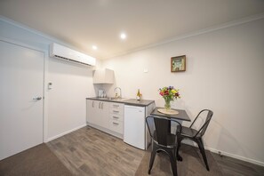 Dining - Dusky Fishing Unit - Te Anau Holiday Home (Te Anau)
