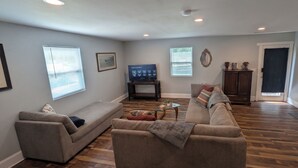 Living area - Spacious 5BR Taylors Home Near Downtown Greenville (Taylors)
