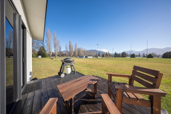 Outdoor dining - Dusky Rugby Unit - Te Anau Holiday Home (Te Anau)