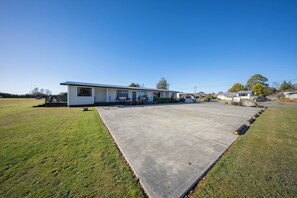 Exterior - Dusky Rugby Unit - Te Anau Holiday Home (Te Anau)