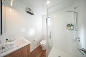 Bathroom - Dusky Rugby Unit - Te Anau Holiday Home (Te Anau)