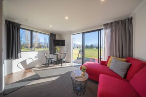 Living area - Dusky Rugby Unit - Te Anau Holiday Home (Te Anau)